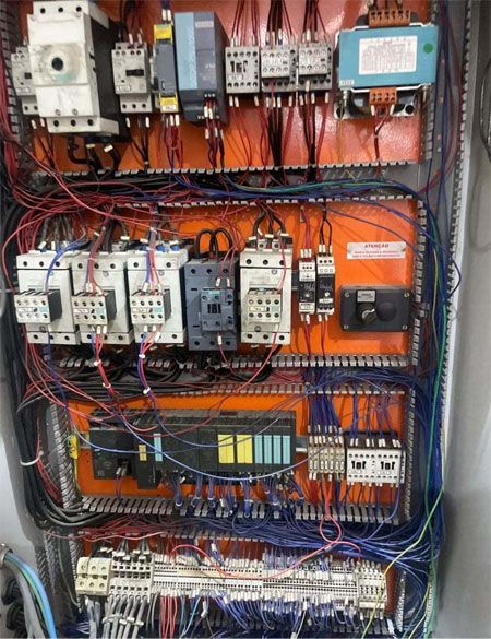 Painel elétrico industrial com manutenção elétrica e NR12