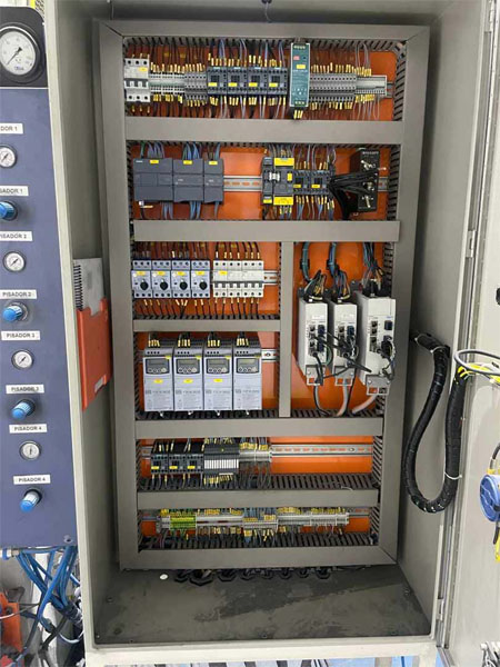 Painel industrial com inversores e componentes elétricos