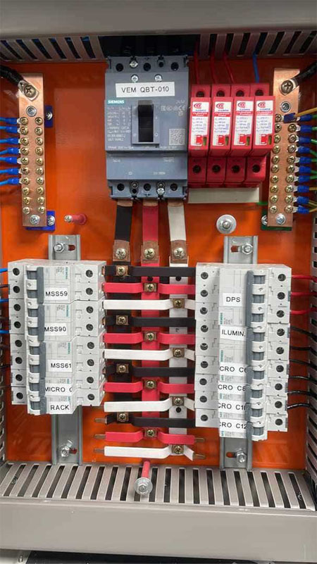 Sistema elétrico industrial em processo de manutenção