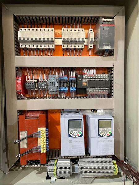 Detalhe técnico de painel elétrico industrial