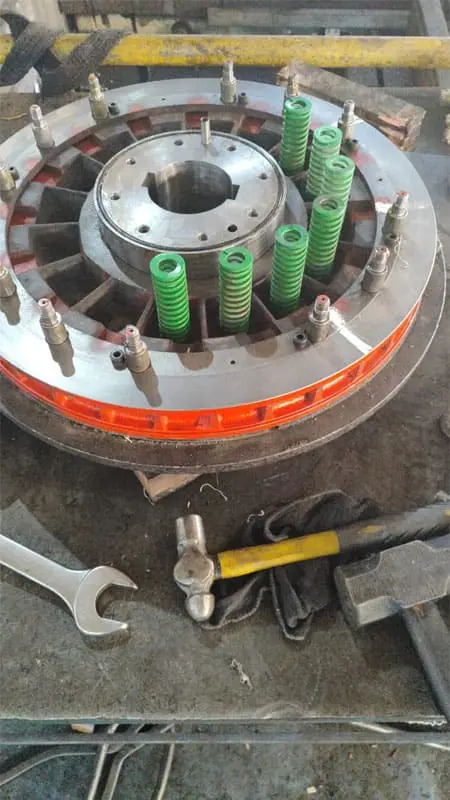 Manutenção em freio e embreagem de prensa industrial