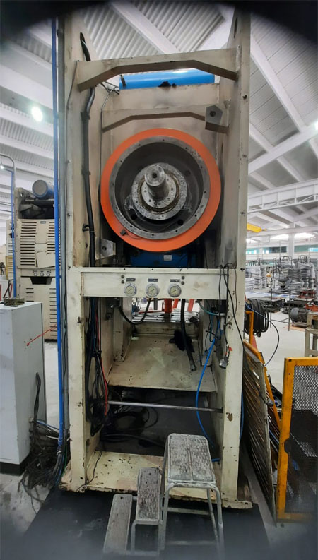 Manutenção corretiva em prensa industrial no cliente